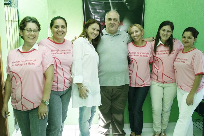 O secretário de Saúde, Antônio Carlos Nardi, com as enfermeiras que participaram da campanha na Mesquita Muçulmana Foto: Assessoria de Comuniação/PMM